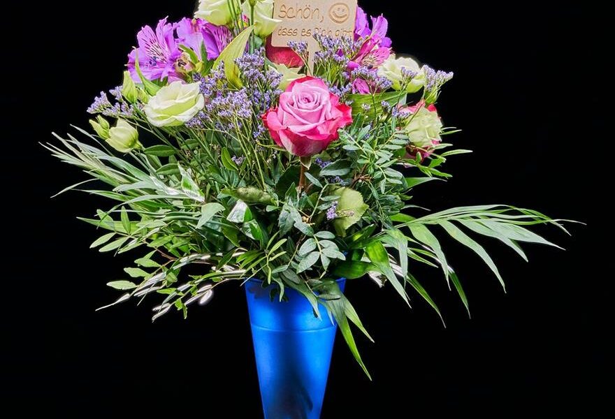 In the UK, sending flowers has always been a shorthand for saying what we sometimes can’t put into words—happy birthday, I’m thinking of you, I’m sorry, congratulations, I love you. Serenata Flowers has built its entire brand around that emotional truth, pairing it with something very modern: fast, nationwide online delivery. Since launching as one of the early direct-to-customer internet florists, Serenata has aimed to make gifting fresh flowers simple, affordable, and reliably next-day.