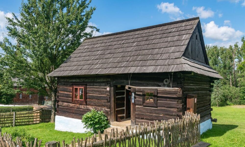 Wenn Sie sich Ihr perfektes Gartenhaus vorstellen, denken Sie wahrscheinlich an Komfort, Langlebigkeit und ein Design, das Ihren persönlichen Stil widerspiegelt. Was Sie vielleicht nicht erwarten, ist, all das zu einem fairen Preis zu bekommen, ohne Abstriche machen zu müssen. Genau hier setzt die Gartenhausfabrik an. Durch die Produktion im eigenen Haus und den Direktvertrieb an die Kunden haben sie ein Modell entwickelt, das hohe Qualität, flexible Anpassungsmöglichkeiten und transparente Preise bietet.