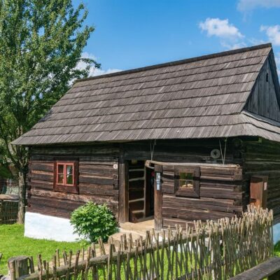 Wenn Sie sich Ihr perfektes Gartenhaus vorstellen, denken Sie wahrscheinlich an Komfort, Langlebigkeit und ein Design, das Ihren persönlichen Stil widerspiegelt. Was Sie vielleicht nicht erwarten, ist, all das zu einem fairen Preis zu bekommen, ohne Abstriche machen zu müssen. Genau hier setzt die Gartenhausfabrik an. Durch die Produktion im eigenen Haus und den Direktvertrieb an die Kunden haben sie ein Modell entwickelt, das hohe Qualität, flexible Anpassungsmöglichkeiten und transparente Preise bietet.